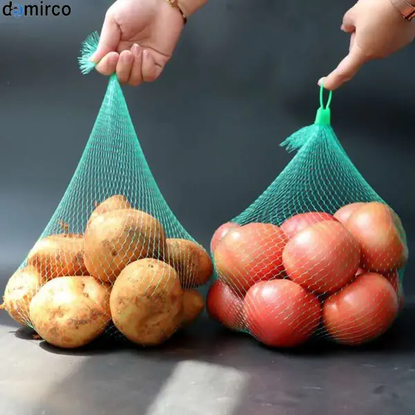 تصویری از یک دستگاه توری‌بافی مدرن در حال تولید توری برای محصولات کشاورزی، با نمای نزدیک از بخش بافندگی و توری‌های آماده شده.