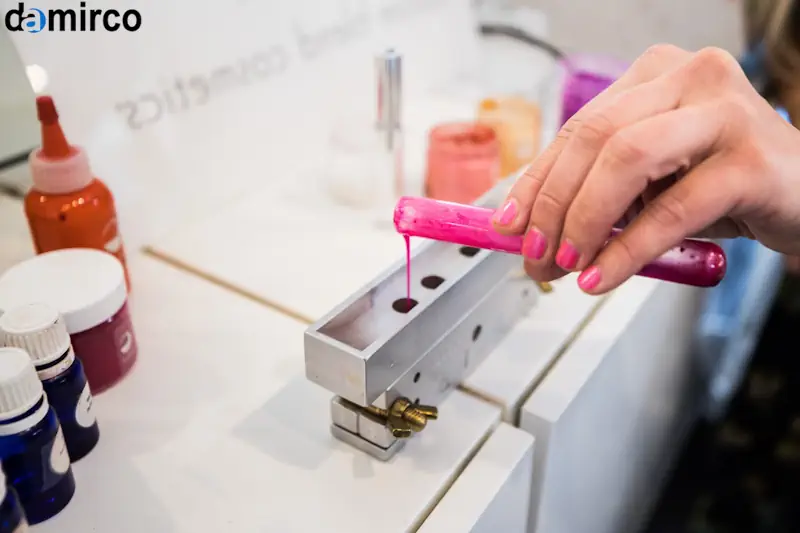 رنگدانه‌های رژ لب در پودرهای رنگی مختلف روی سطح آزمایشگاهی.