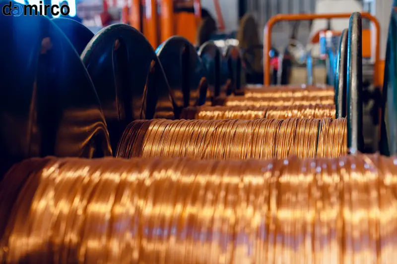 خط تولید سیم و کابل در حال کار با ماشین‌آلات صنعتی