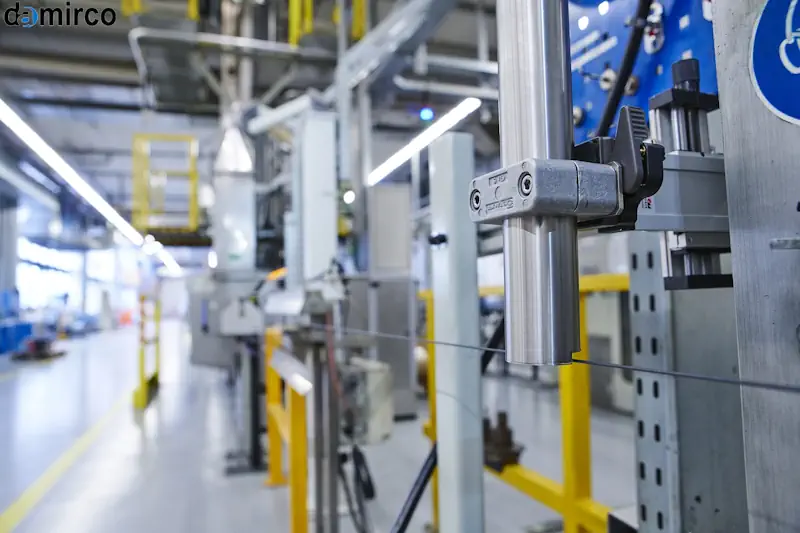 نقشه جهان با مسیرهای صادراتی و کلاف‌های سیم و کابل، نمادی از پتانسیل صادراتی