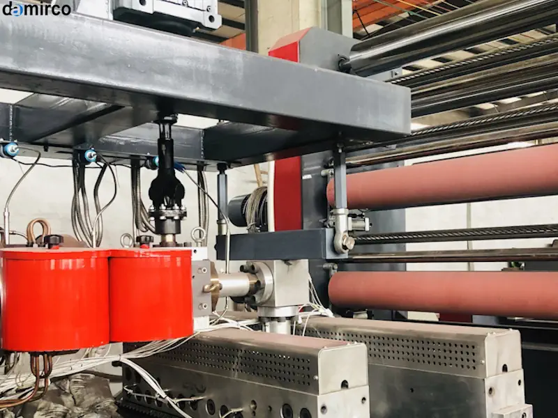 خط تولید گونی تمام اتوماتیک در حال کار در یک کارخانه صنعتی مدرن