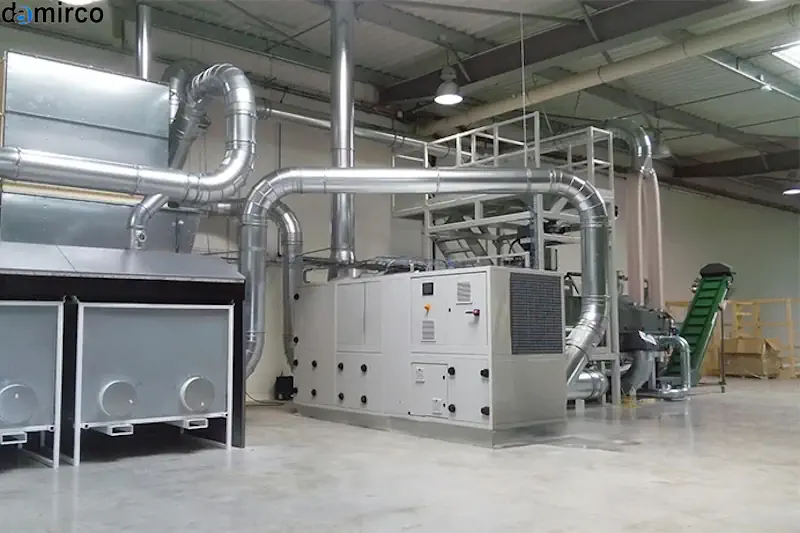 رطوبت گیر صنعتی در حال کار در یک محیط صنعتی کنترل شده.