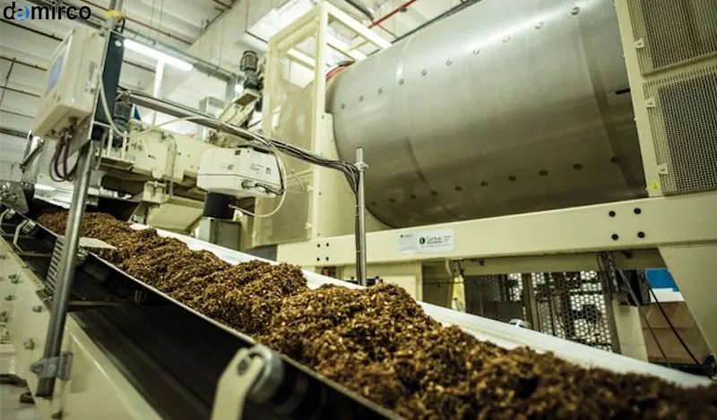 عکس از خط تولید تنباکو طعم دار در حال تولید