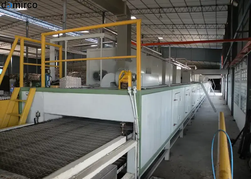 دستگاه تولید شانه تخم مرغ در حال کار در محیطی با رطوبت کنترل شده