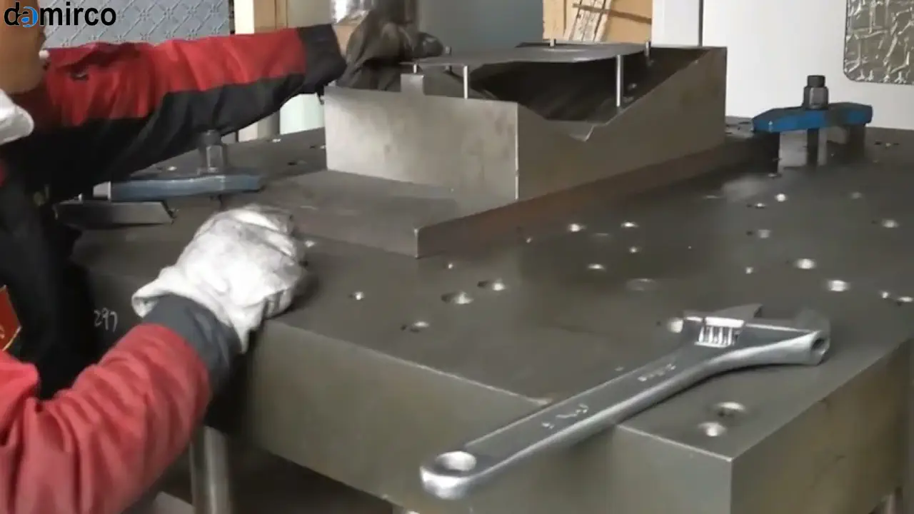 تصویری از نمای کلی خط تولید ساده بیل دستی در حال کار با مشخص شدن اجزای اصلی مانند گیوتین و پرس‌ها.