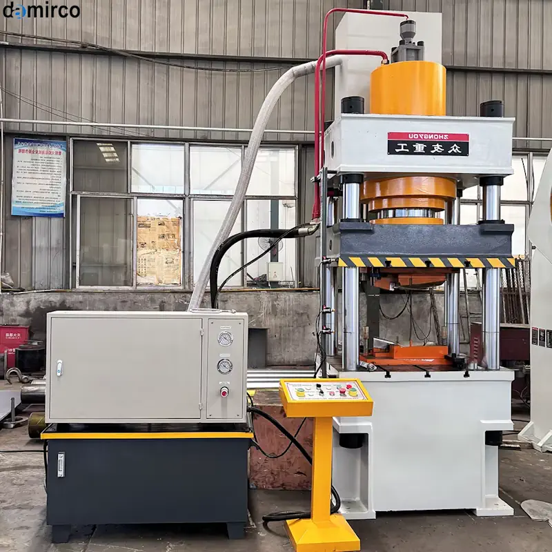 دستگاه نیمه‌اتوماتیک تولید بیل دستی در حال انجام عملیات پرس، با قطعات فلزی آماده برای شکل‌گیری نهایی بیل.