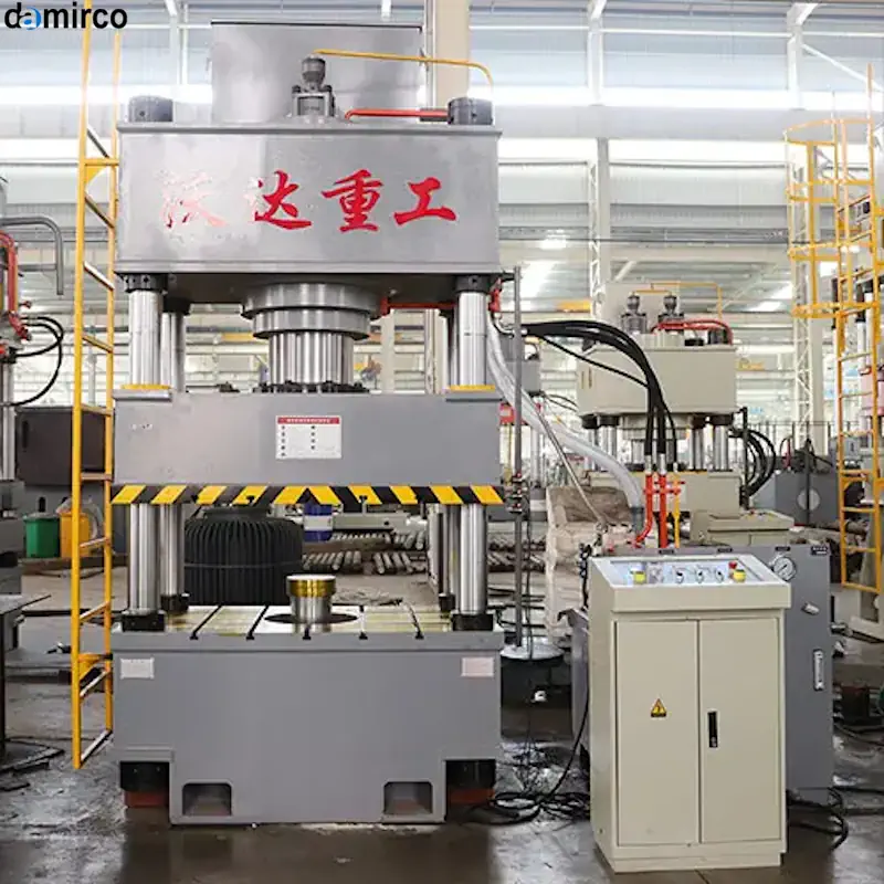 دستگاه تولید بیل دستی در حال کار، با تاکید بر مرحله پرس‌کاری، در کنار آن پرچم ایران و چین به صورت نمادین قرار گرفته‌اند.