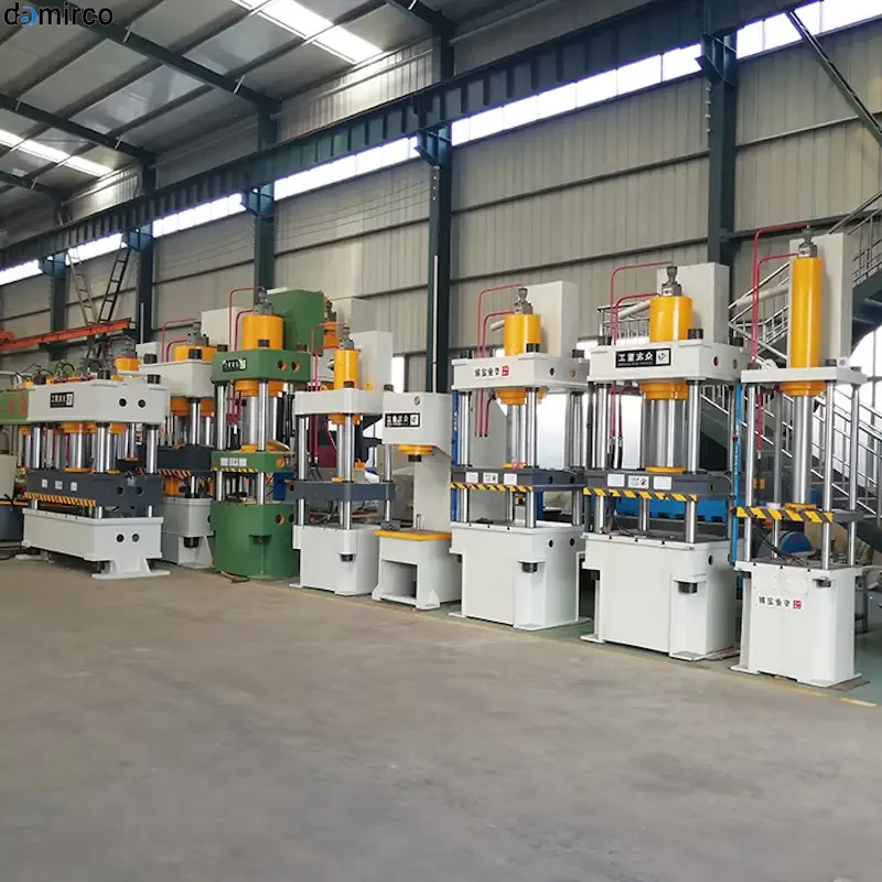 دستگاه تولید بیل دستی در حال انجام عملیات برش و پرس ورق فلزی، با تاکید بر سادگی فرآیند و قطعات اصلی دستگاه.