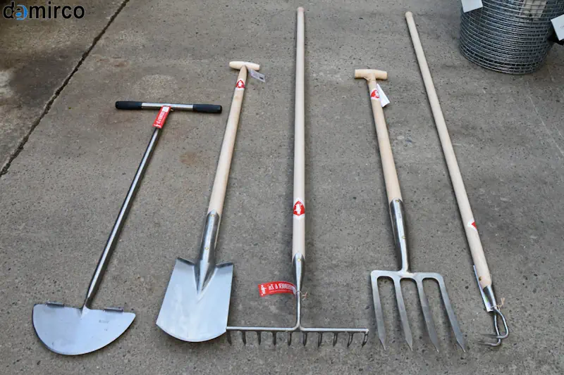 دستگاه تولید بیل دستی در حال برش و پرس ورق فلزی