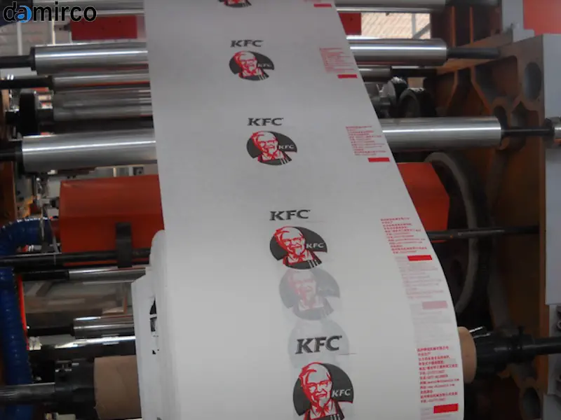 دستگاه چاپ فلکسو صنعتی در حال کار