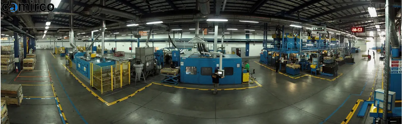 تصویری از یک خط تولید پیشرفته لنت ترمز با ماشین‌آلات کم‌مصرف و سیستم‌های نظارتی مدرن، نشان‌دهنده جریان کار بهینه و کاهش اتلاف انرژی.