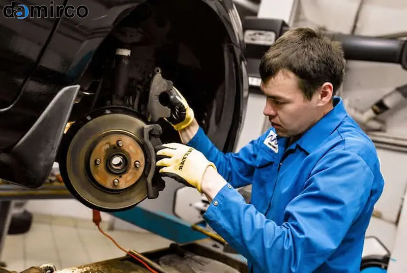 تصویری از یک خط تولید پیشرفته لنت ترمز در حال کار با دستگاه‌های پرس هیدرولیک و کوره‌های پخت، همراه با اپراتورهایی که در حال نظارت بر فرآیند هستند.