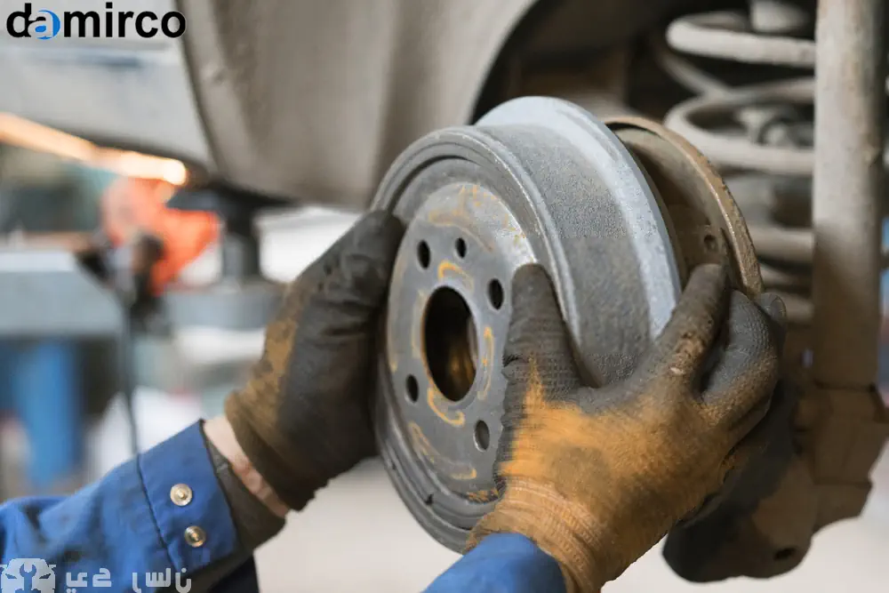 نمایی از مهندسان دمیرکو در حال نظارت بر نصب تجهیزات خط تولید لنت در یک کارخانه مدرن