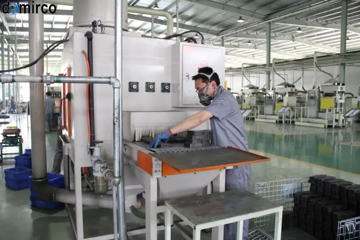 نمای کلی خط تولید پیشرفته لنت ترمز خودرو با ماشین‌آلات اتوماتیک