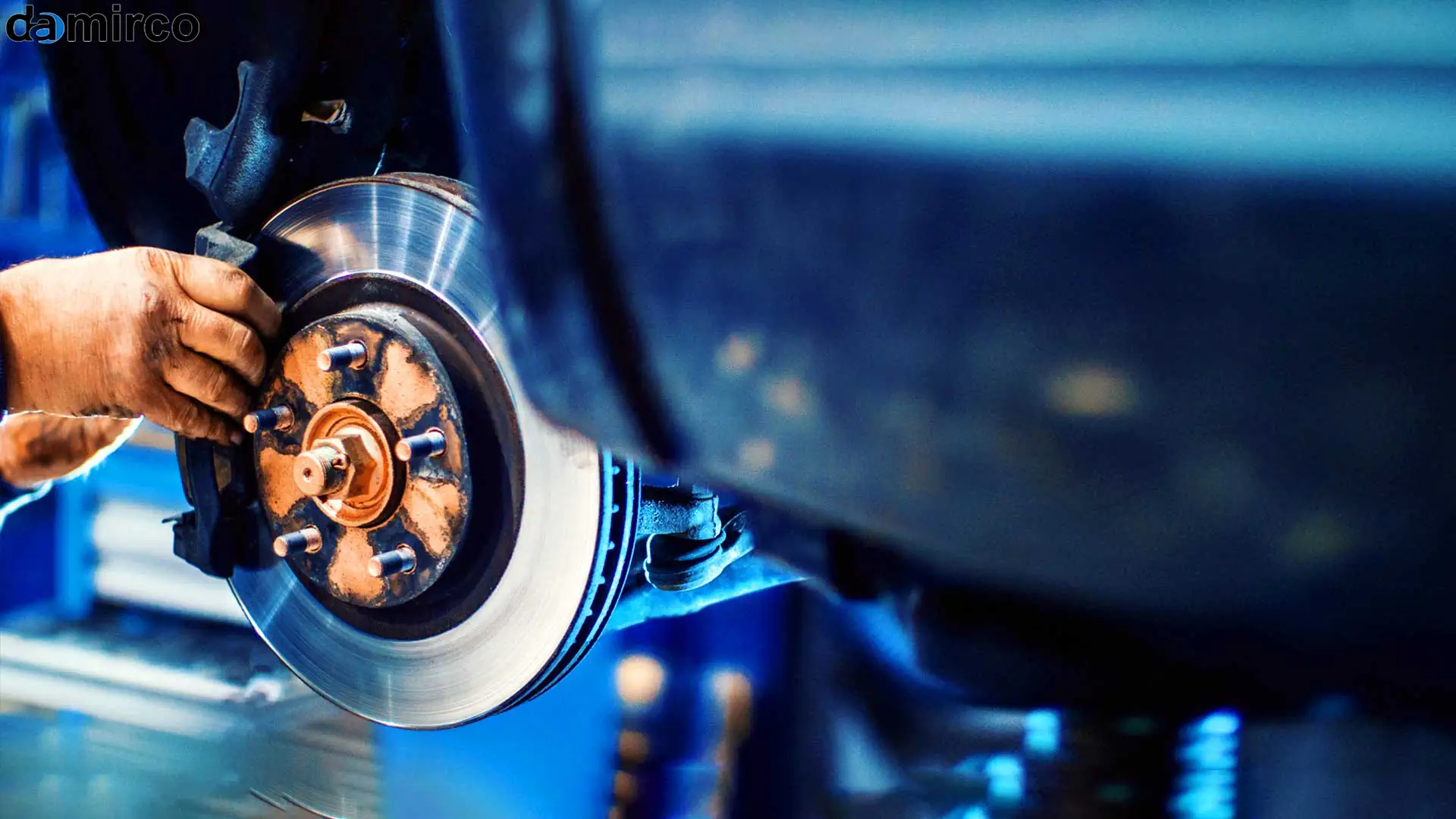 تصویری از خط تولید لنت ترمز با نمایش ترکیبی از ماشین‌آلات داخلی و خارجی در حال کار، که نمادی از هم‌افزایی و پیشرفت در صنعت است.