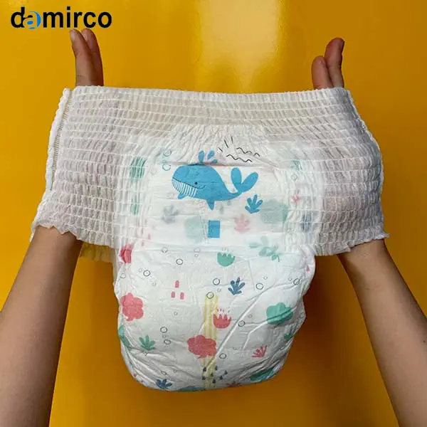 دستگاه تولید پوشک صنعتی با ظرفیت بالا در حال کار در یک خط تولید مدرن.