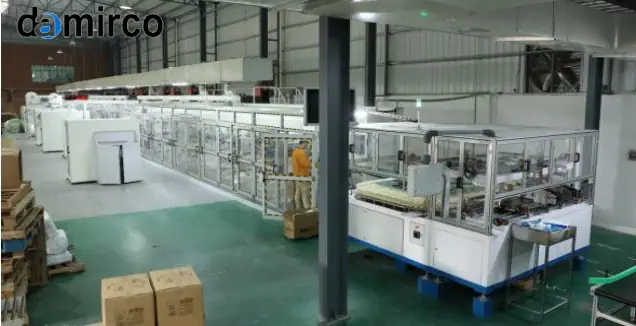 خط تولید دستگاه پوشک‌سازی مدرن با سیستم‌های کنترل کیفیت و بسته‌بندی خودکار