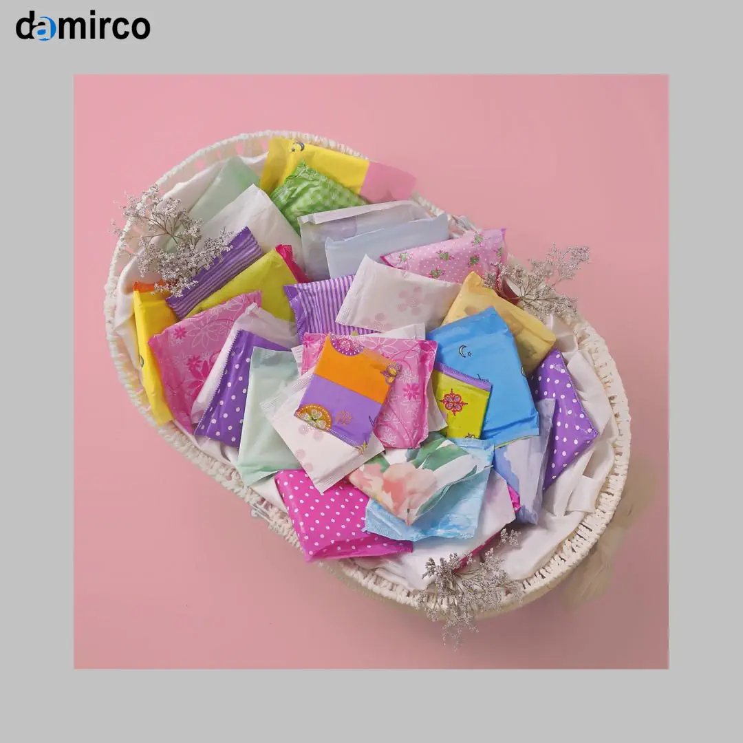 خط تولید تمام اتوماتیک نوار بهداشتی در حال کار با بسته‌بندی نهایی محصولات و نمایی از ماشین‌آلات صنعتی مدرن.