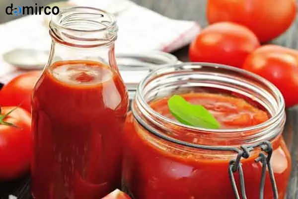 ماشین‌آلات فرآوری گوجه‌فرنگی در یک کارخانه صنعتی