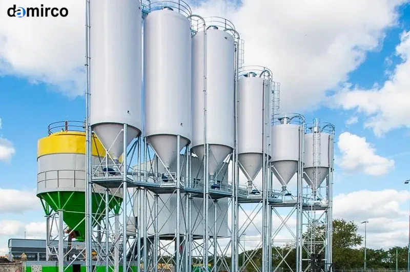 سیلو سیمان در حال کار در یک پروژه عمرانی