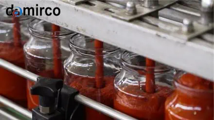 نمایی از خط تولید رب صنعتی مدرن با تمرکز بر تجهیزات کم‌مصرف و بهینه‌سازی فرآیند.