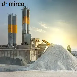 سیلو سیمان 100 تنی ایستاده در کنار سایت ساختمانی