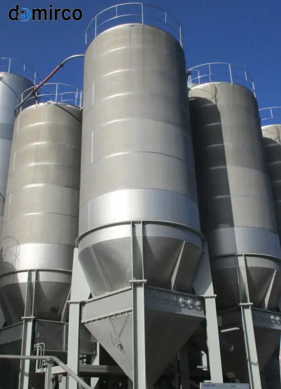 سیلو سیمان دست دوم در کنار سیلو سیمان نو در یک محوطه صنعتی