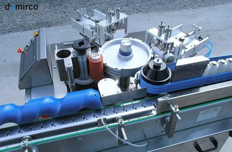 دستگاه لیبل زن صنعتی در حال کار روی خط تولید