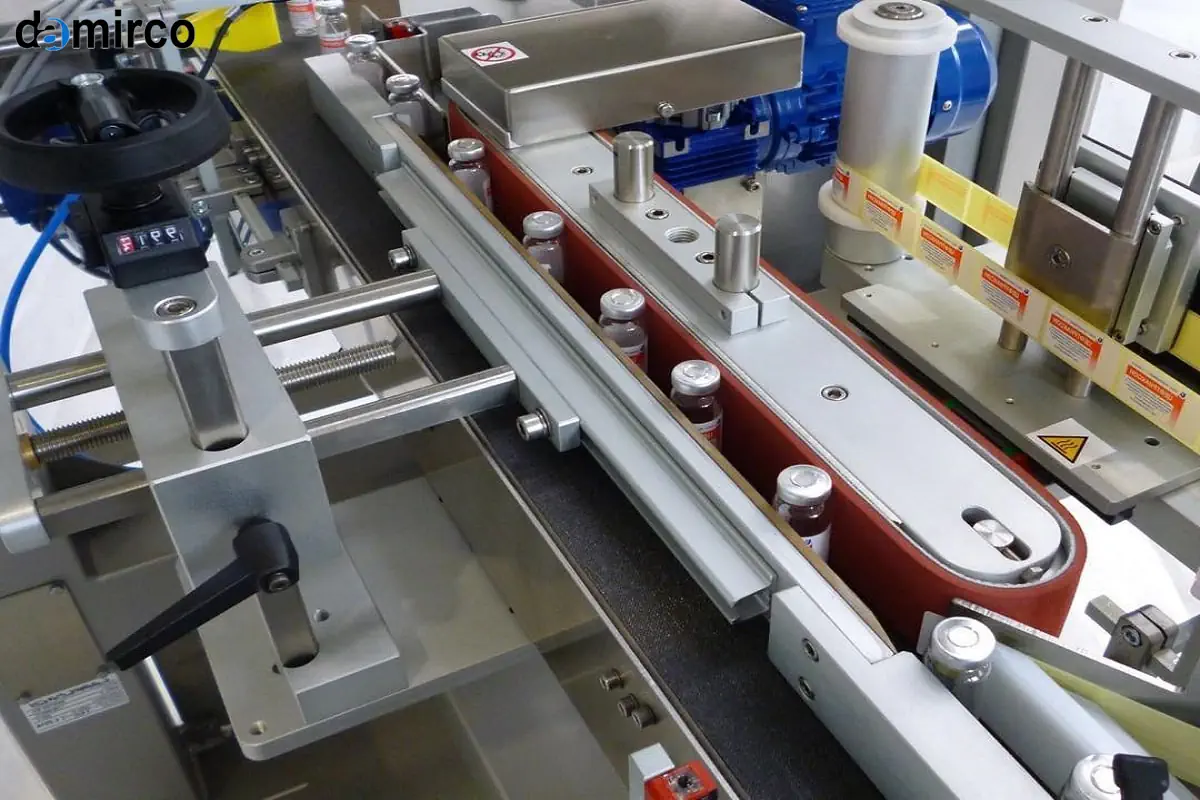 دستگاه لیبل زن صنعتی در حال کار