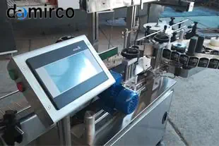 دستگاه لیبل زن پشت چسب دار در حال کار