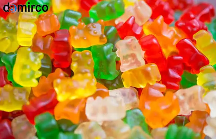 خط تولید پاستیل در حال کار با ماشین آلات مدرن و بسته بندی شده آماده برای فروش در بازار ایران