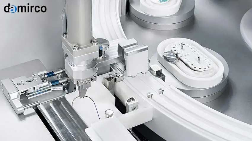 تصویری از ماشین آلات تولید نخ بخیه پزشکی در یک کارخانه