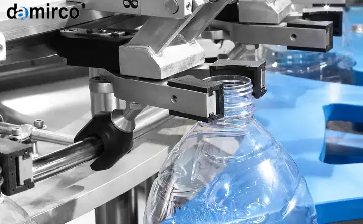 دستگاه بادکن پت دست دوم در حال تولید بطری‌های پلاستیکی شفاف