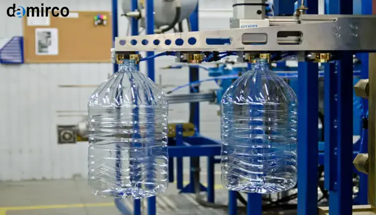 دستگاه بادکن پت اتوماتیک در حال تولید بطری‌های پلاستیکی شفاف