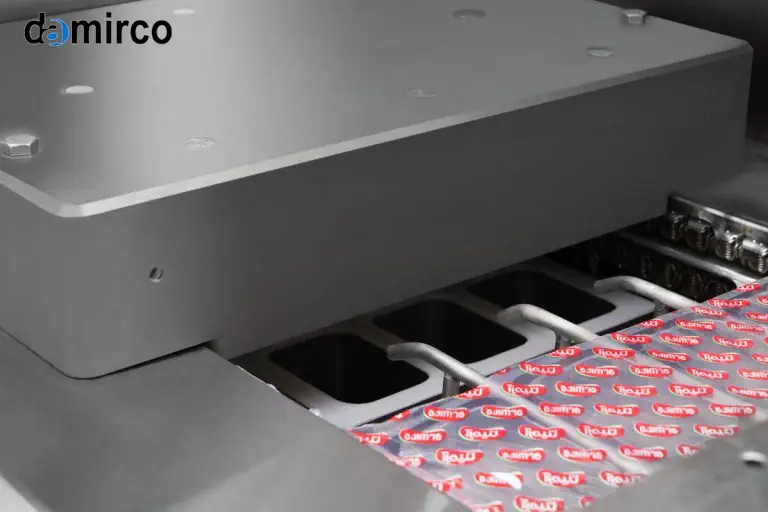 یک دستگاه ترموفرمینگ صنعتی پیشرفته در حال کار در یک کارخانه تولیدی