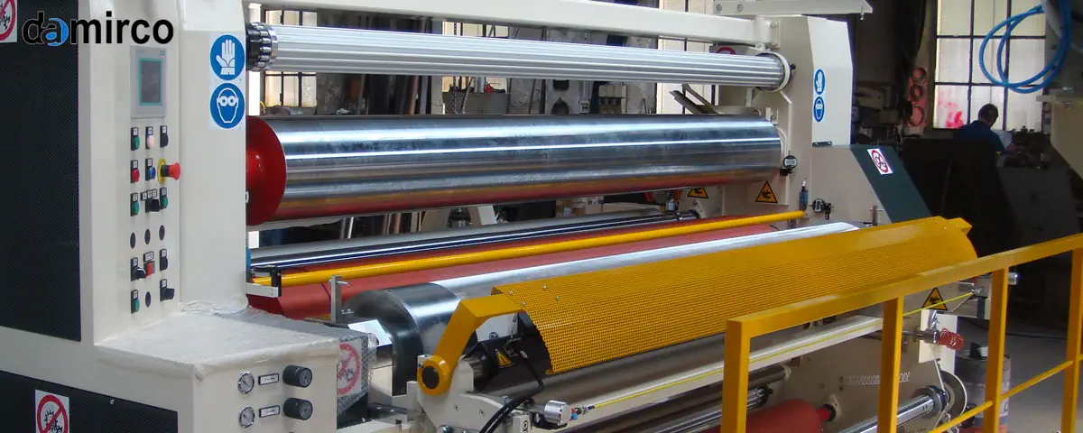 یک دستگاه چسب گرم صنعتی پیشرفته در حال استفاده در یک کارخانه