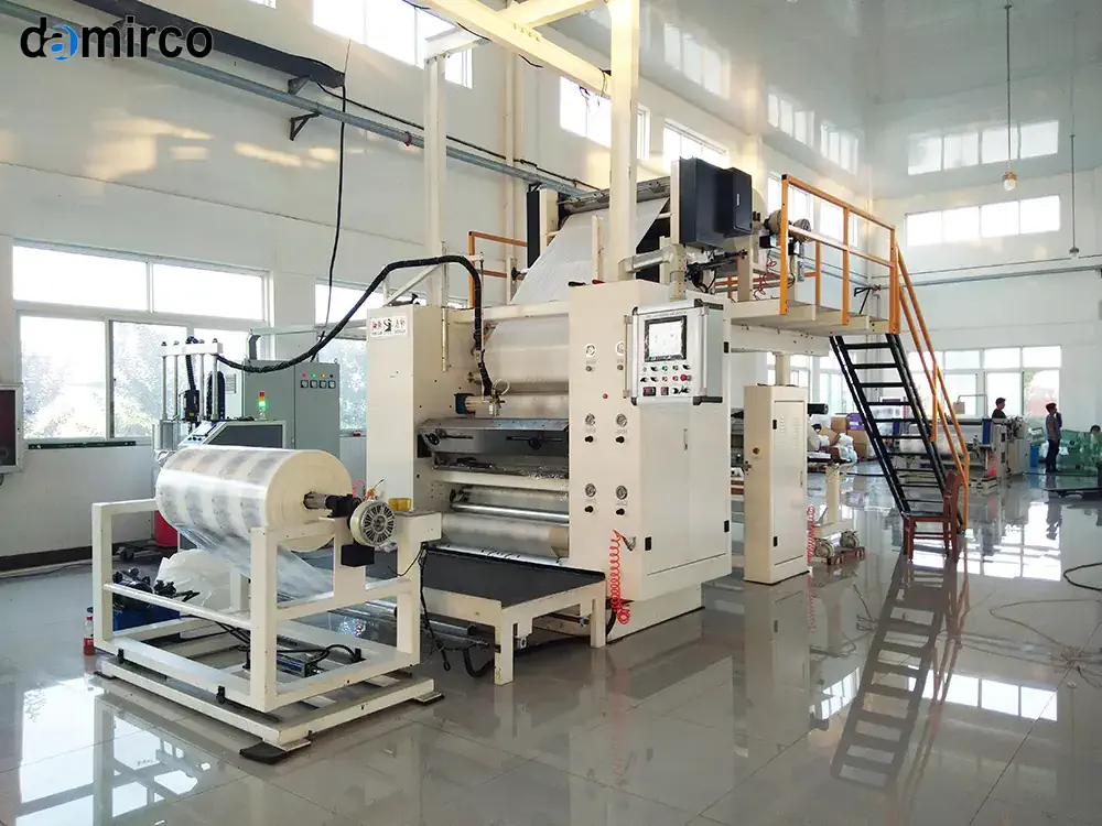 نمایی نزدیک از نازل یک دستگاه چسب هات ملت صنعتی در حال کار