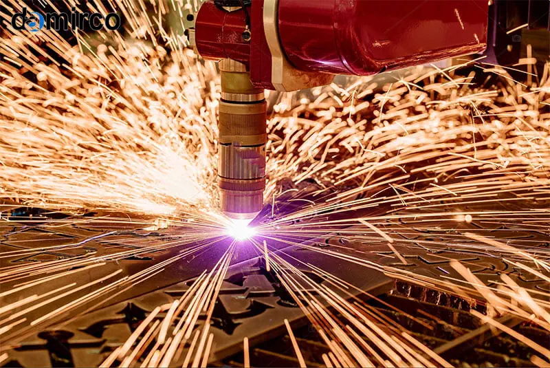 دستگاه حکاکی لیزری صنعتی در حال کار بر روی قطعه فلزی