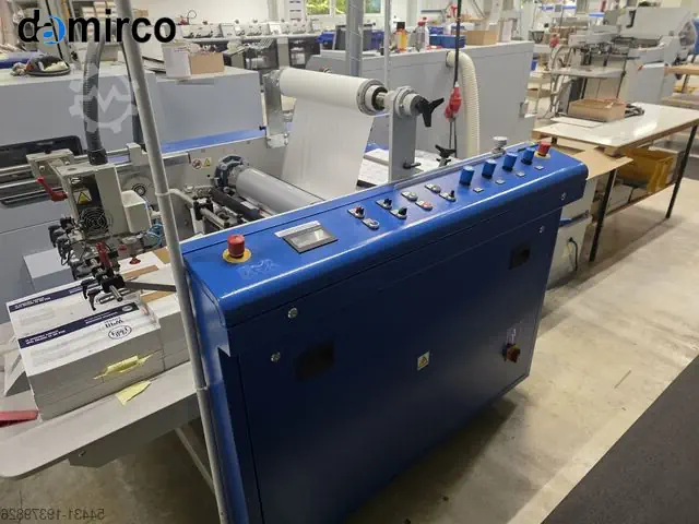 دستگاه سلفون کش جعبه در حال بسته بندی جعبه های عطر و ادکلن