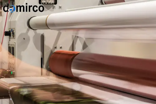 دستگاه_لمینت_رومیزی_در_حال_کار_در_یک_دفتر_کوچک