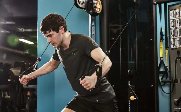 دستگاه سیم کش با ورزشکار