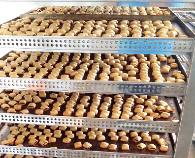 عکس فر شیرینی با قفسه های پر از شیرینی