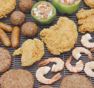 عکس میگو و مرغ و همبرگر در حین پخت