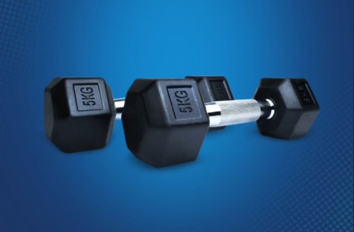 عکس دمبل شش ضلعی در پس زمینه آبی