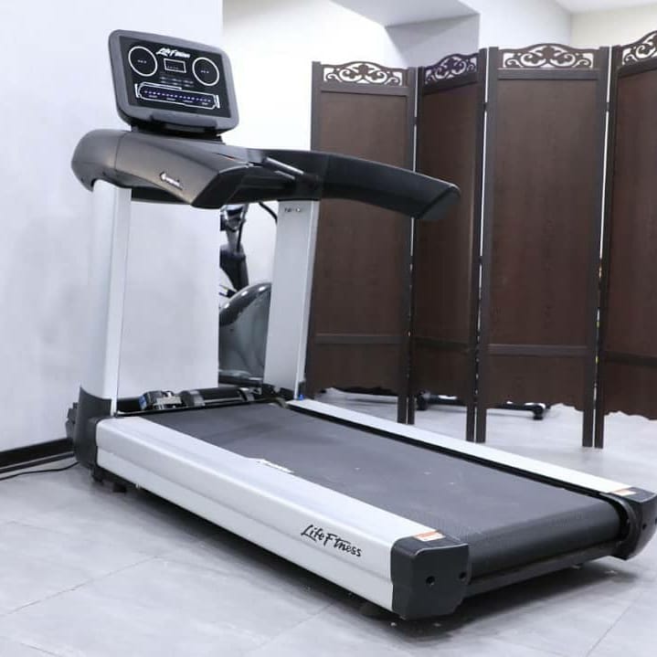 عکس تردمیل لایف فیتنس در دفتر