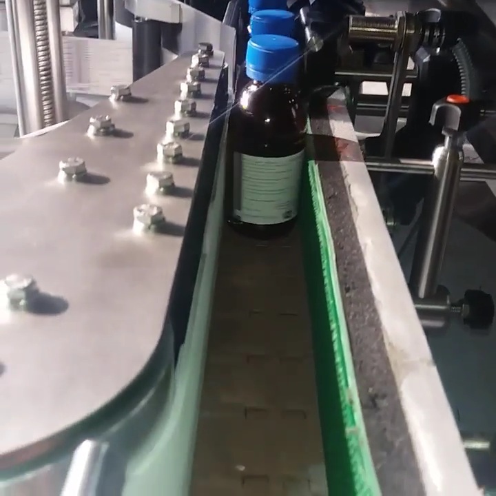 عکس دستگاه لیبل زن به همراه شربت دارویی  لیبل خورده