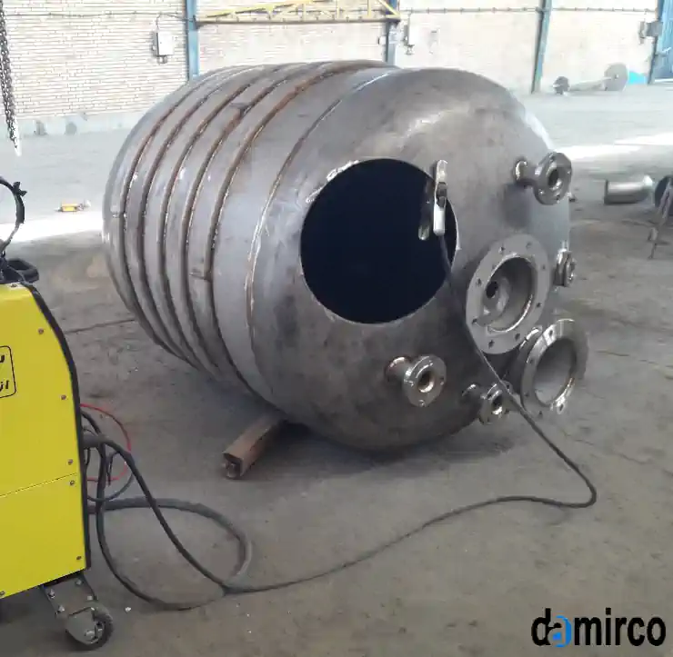 عکس راکتور تیتانیومی در مراحل آخر ساخت