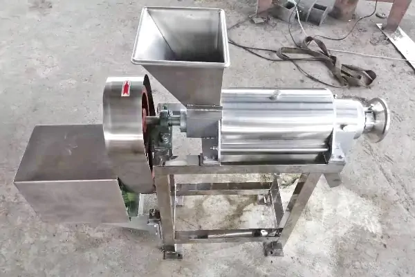 عکس دستگاه آبمیوه گیری صنعتی در محوطه کارگاه