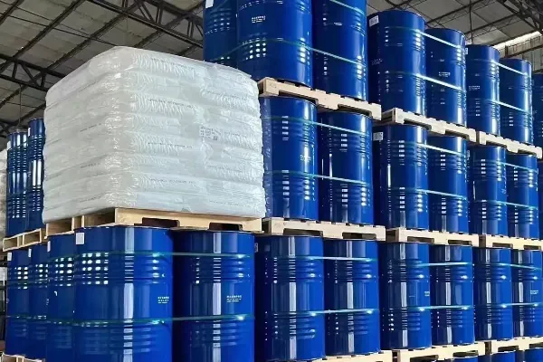 عکس بشکه های آبی رنگ رنگ و رزین