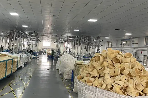 عکس فیلتر کیسه ای کرم رنگ در خط تولید در گونی